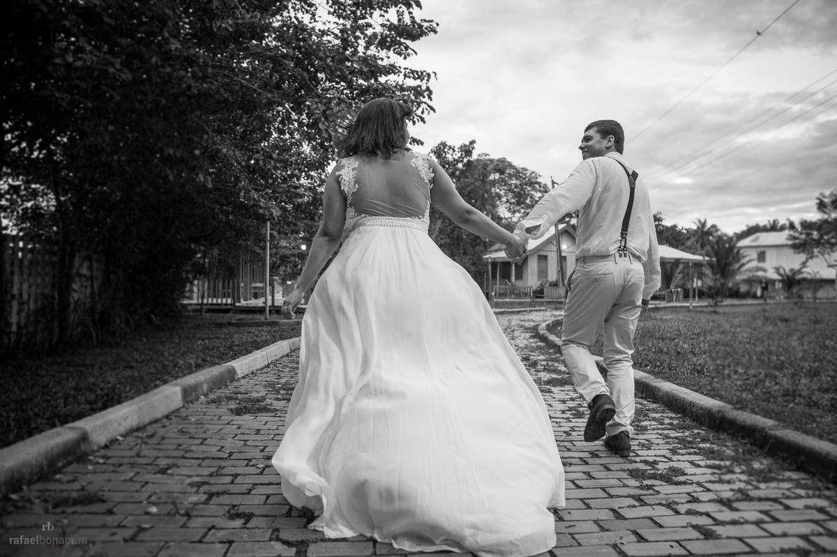 uma calçada e uma corrida, casamento feliz