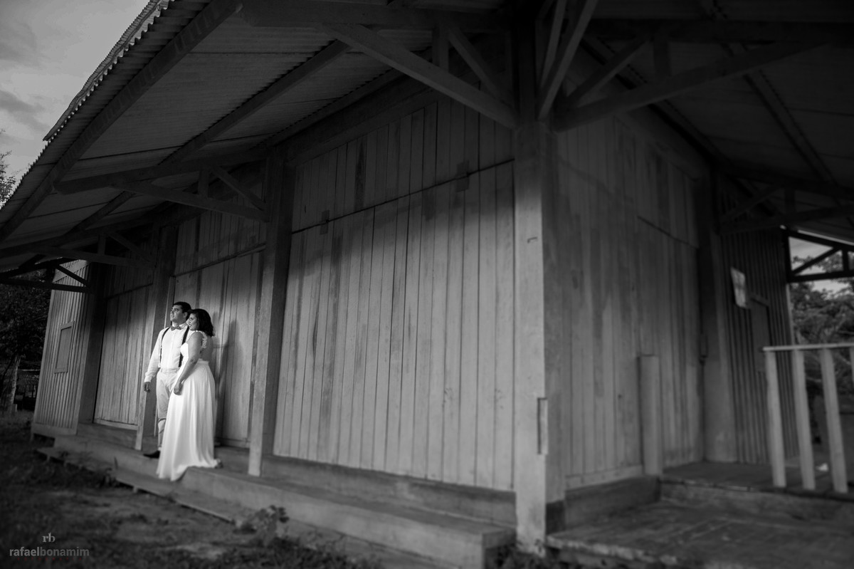 Tirzá e Cláudio sendo fotografados em um antigo seringal na cidade de Rio Branco-Ac