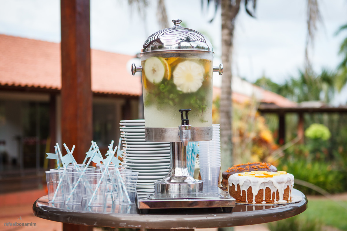 suco natural servido no casamento, com frutas frescas