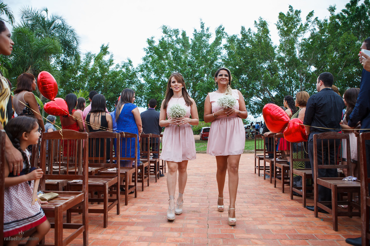 a madrinhas tomam conta da entrada, lindas com vestidos estonteantes e sapatos para casamento