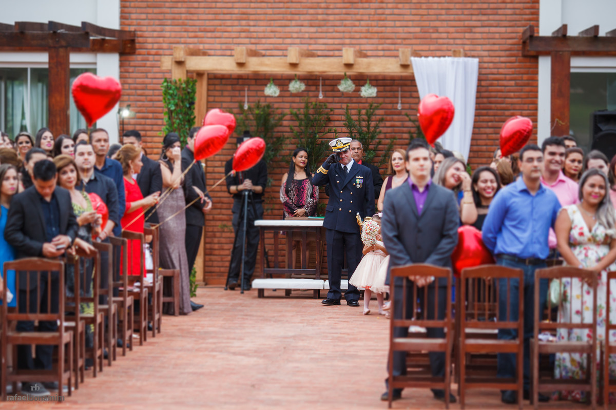 o noivo no alta, enquanto espera a noiva, ele se emociona e as lagrimas caem