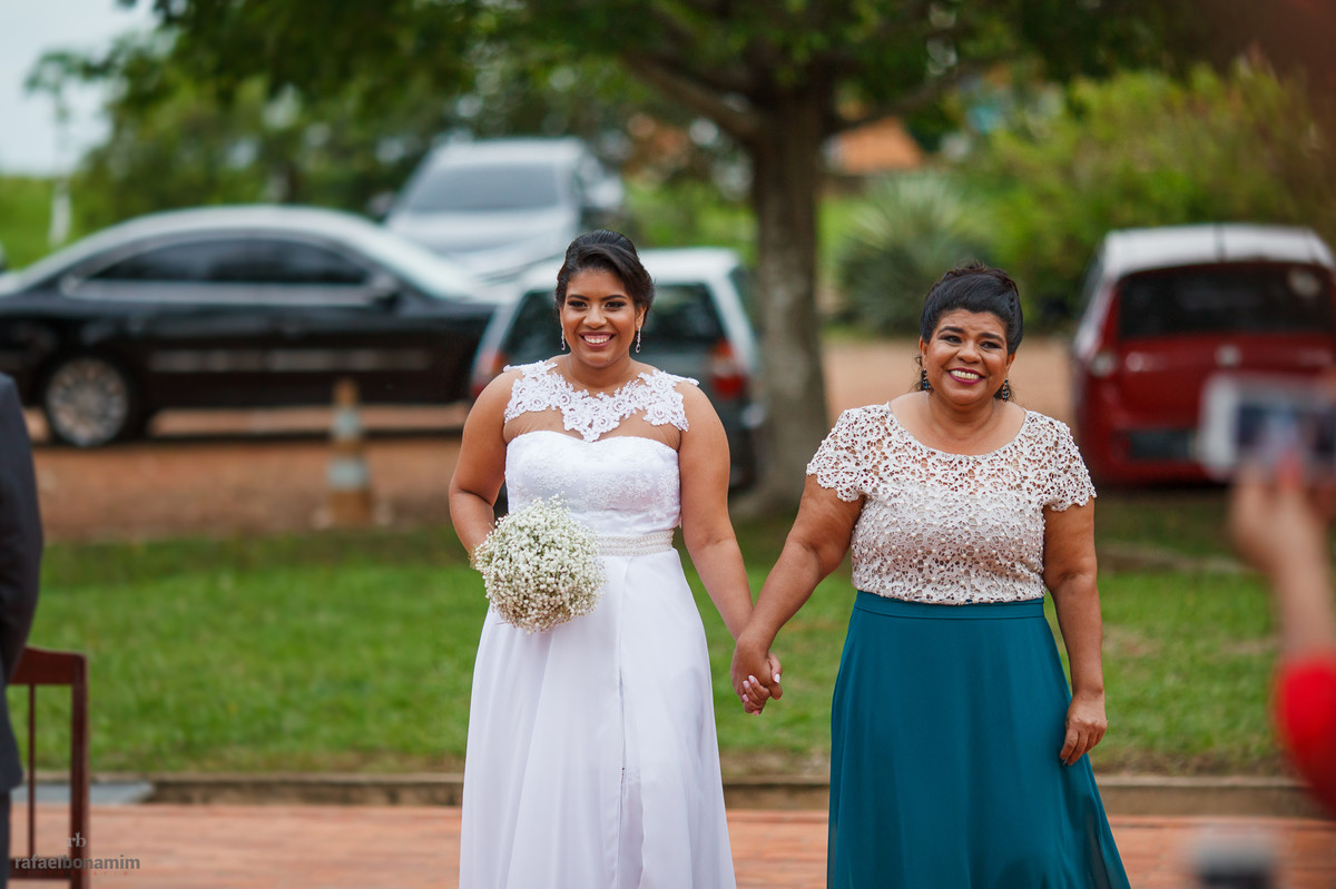 a entrada da noiva emociona a todos, com seu vestido sereia