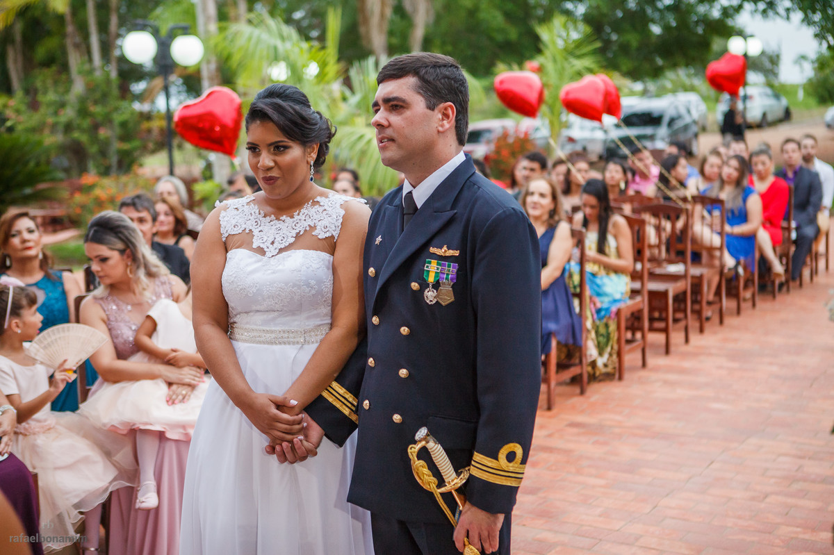 amor ao se olharem pela primeira vez no altar
