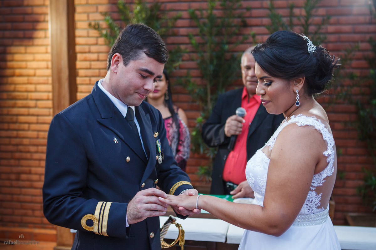 a aliança de ouro no casamento