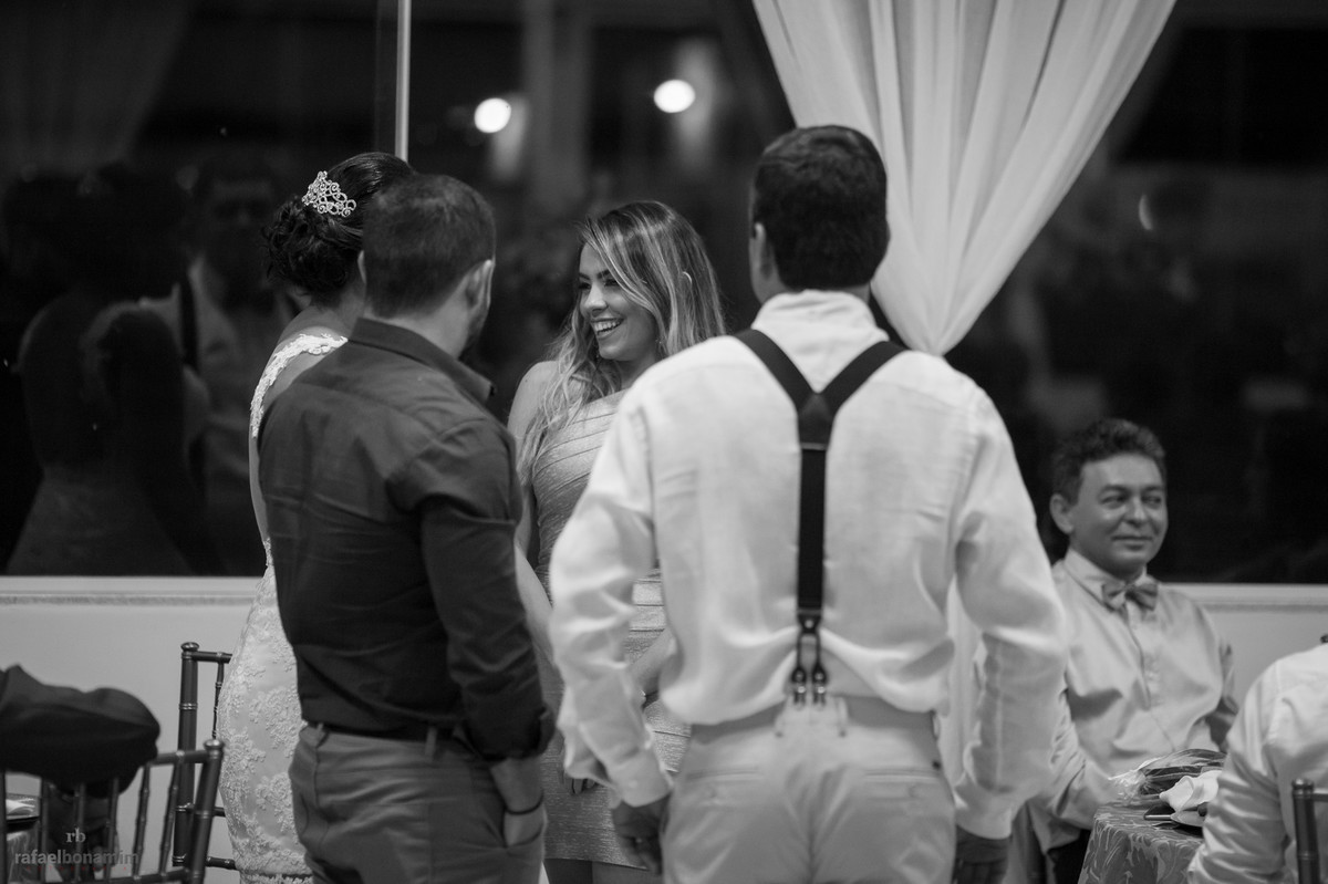 noivo com suspensório