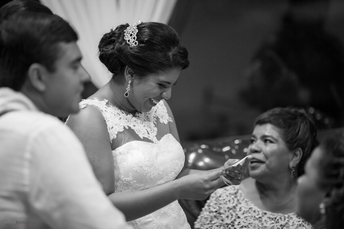 mãe da noiva sorrindo muito