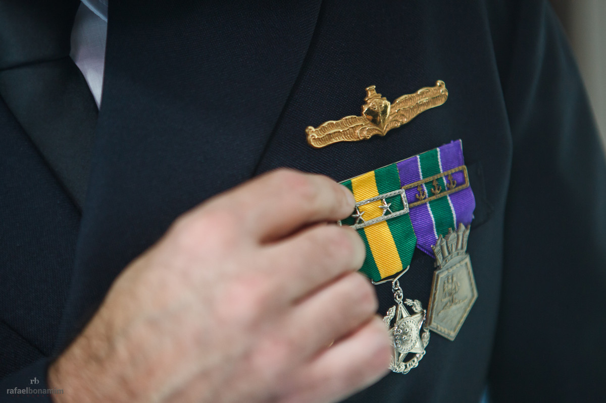 o noivo é um marinheiro da marinha Nacional do Brasil, vou trajado com farda oficial ao seu casamento