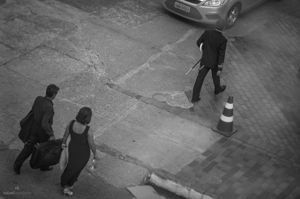 pequenas coisas em um lindo caminhar do noivo ao altar