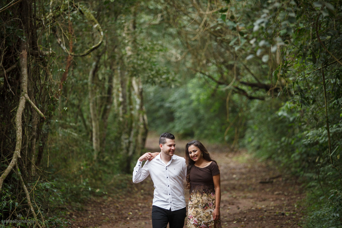 caminhando contra o vento, linda musica que se comunica com este lindo momento, em que o nervosismo para o casamento se aproximava. um abraço bem aconchegante do casal
