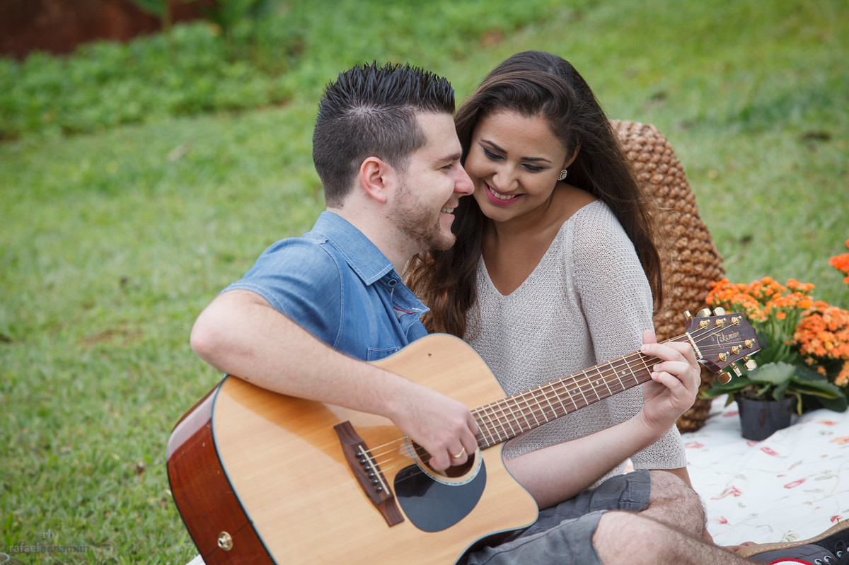 linda musica o noivo tocou e cantou para sua noiva, ao relento da natureza