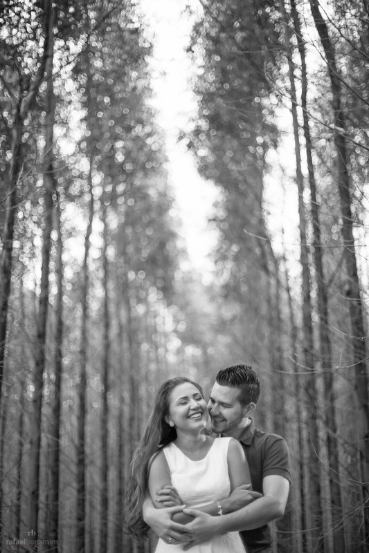 assim que se aproximava o final da sessão, os noivos ficavam mais a vontade para sorrir e soltos para o fotografo Rafael Bonamim, da cidade de Umuarama-Pr