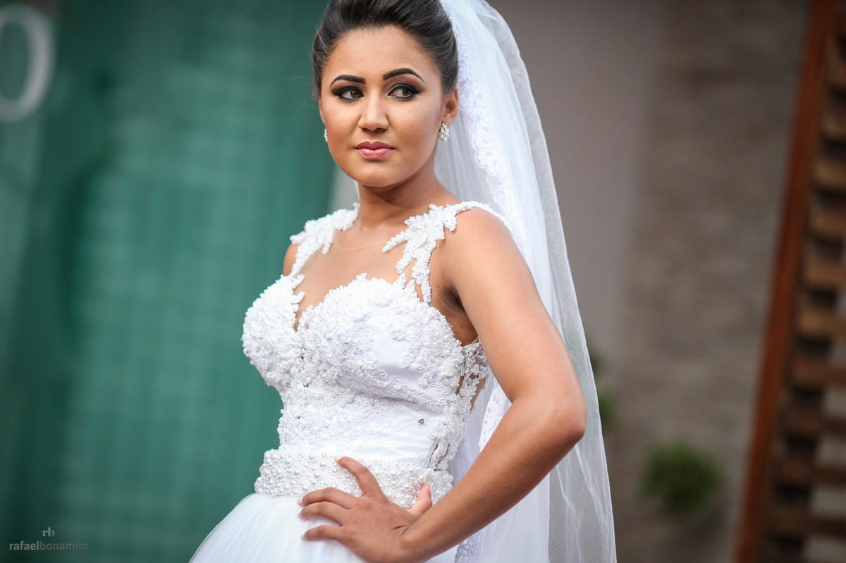 noiva pronta para entrada na igreja