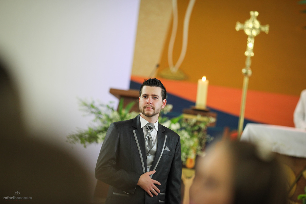 noivo no altar, esperando sua noiva entrar