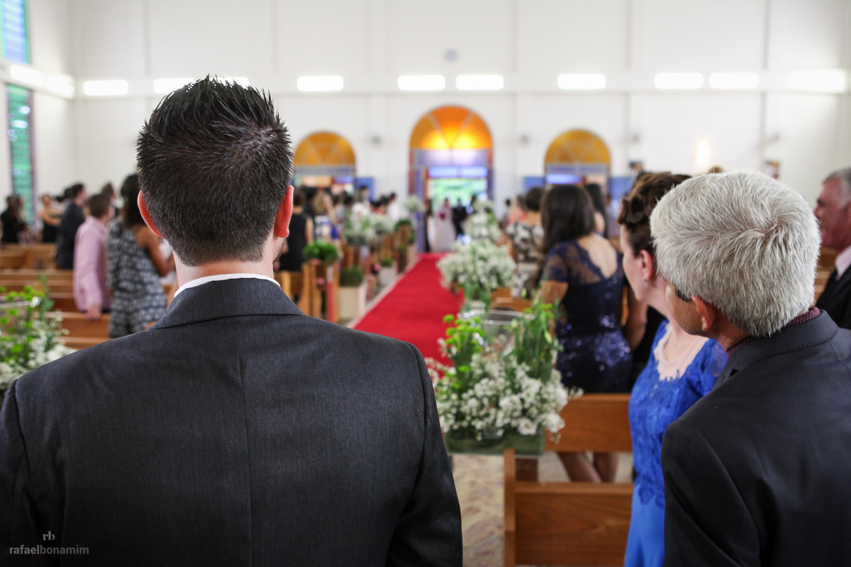 noivo esperando a noiva no altar, a emoção toma conta na Igreja Matriz de Francisco Alves-Pr.