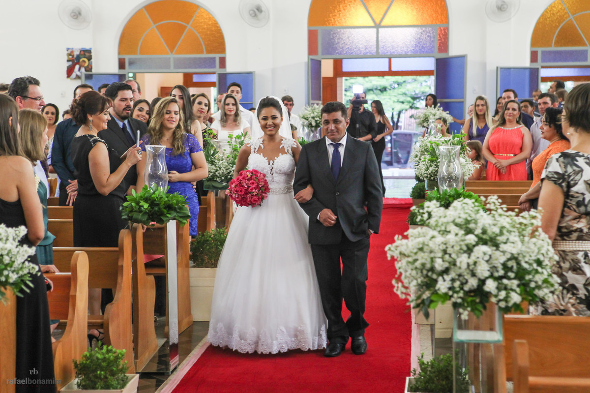 entrada da noiva Andréia, fotos de noiva na entrada da igreja.