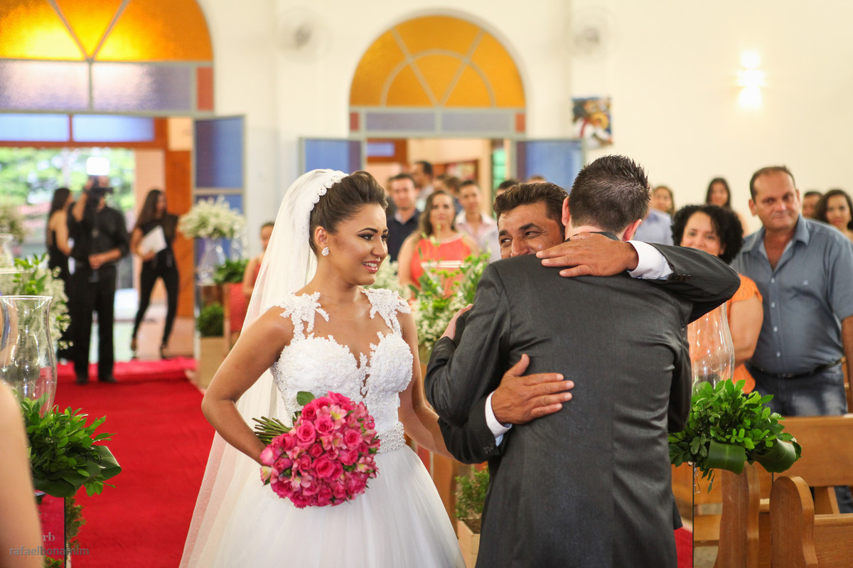 o pai entregando a noiva no altar da igreja, boas fotos do fotografo de casamento Rafael Bonamim de Umuarama-Paraná