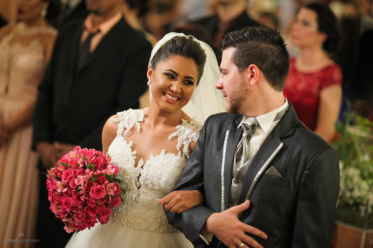 casal no altar se olhando e sorrindo, o amor esta no ar.