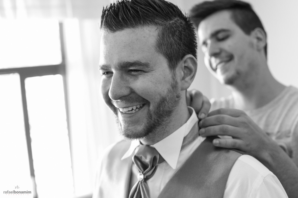 sorrisos e gargalhadas nas fotos do noivo