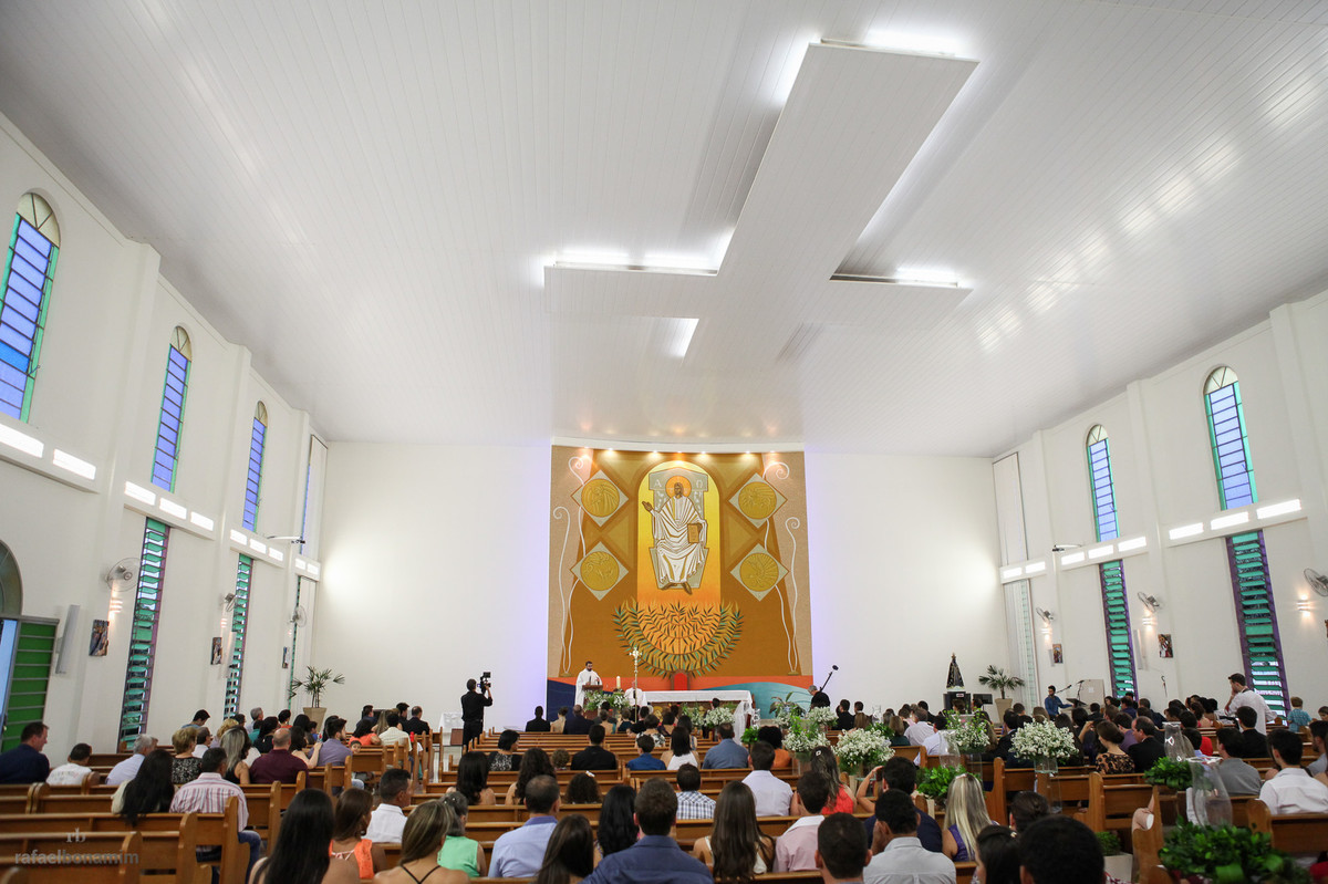 Igreja de Francisco Alves-com uma enorme cruz no teto