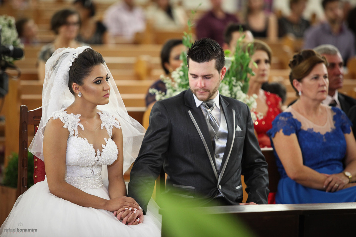 mãos dadas do casal de noivos