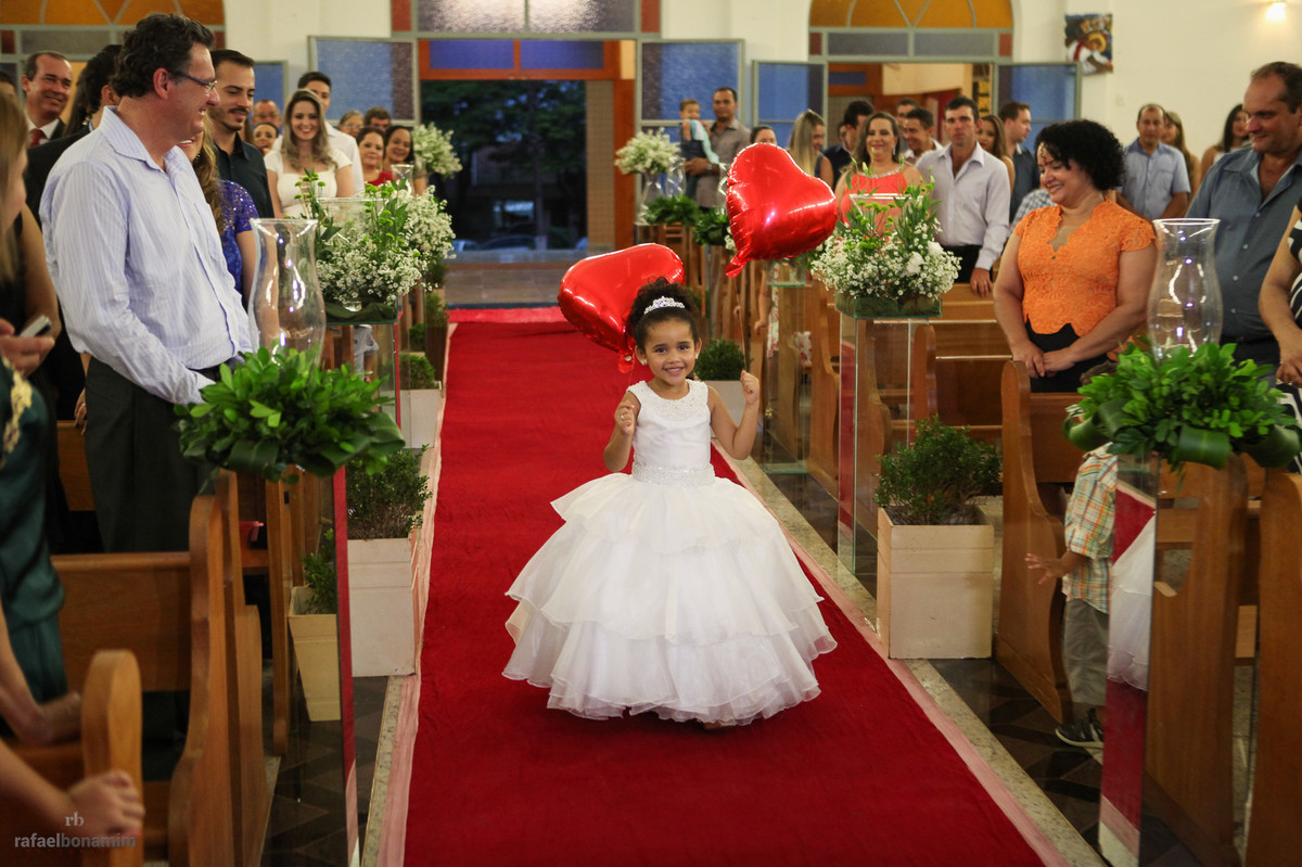 daninha de honra sorrindo ao entrar