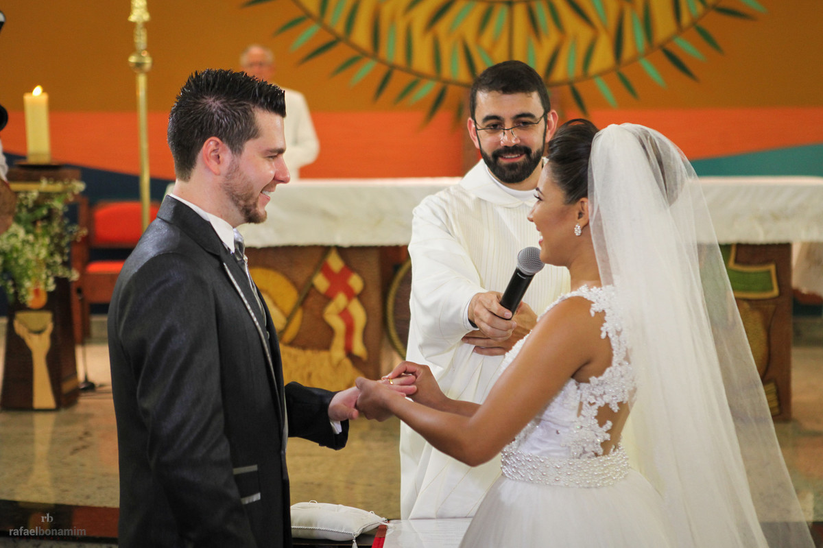 noiva coloca aliança no noivo