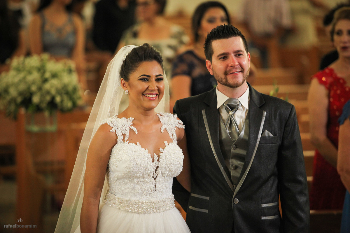 noivos alegres a meio a cerimonia