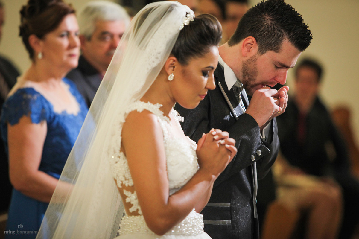 comungando a eucaristia no casamento