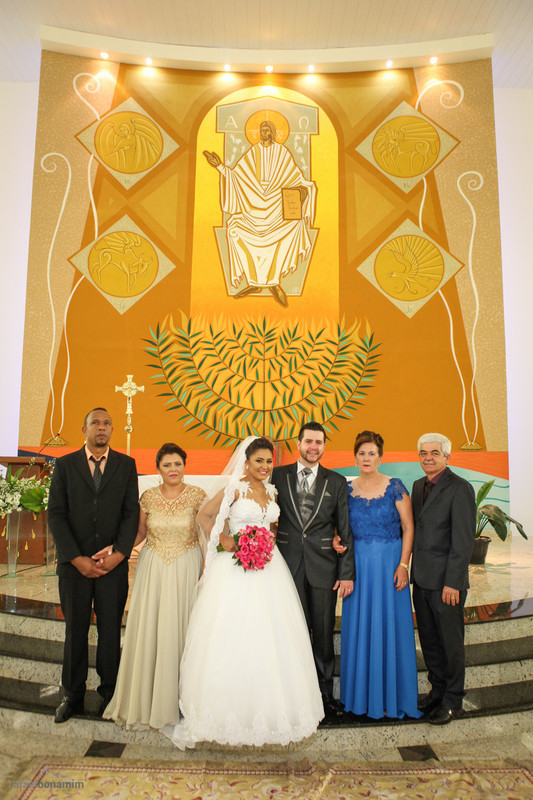 fotos de casamento no altar com os pais