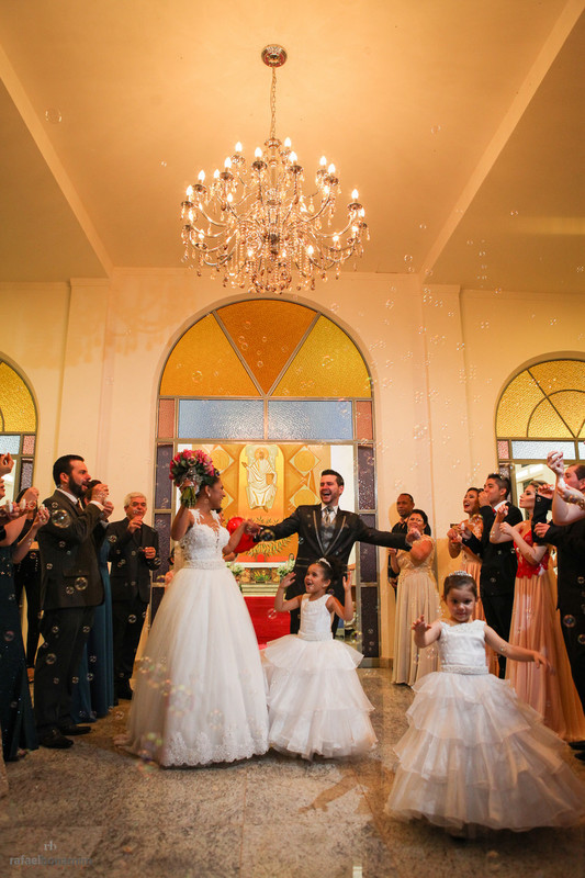 saída do casamento com um grande beijo