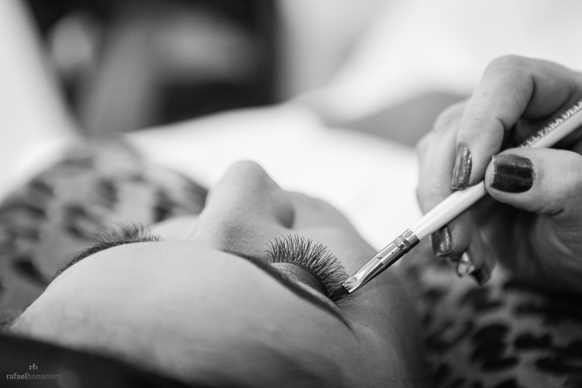 maquiem da noiva sendo feita pela profissional Taty Bueno,