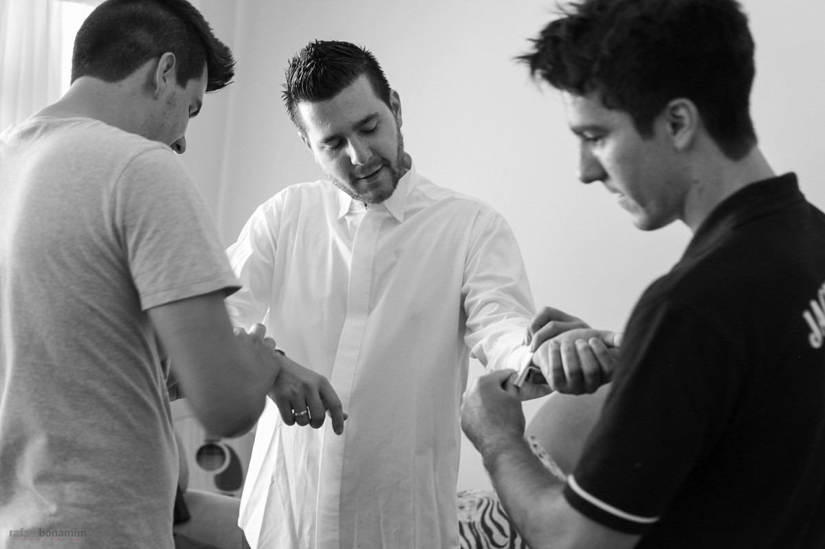 Making of do noivo, irmãos do noivo ajudando arrumar, terno de noivo