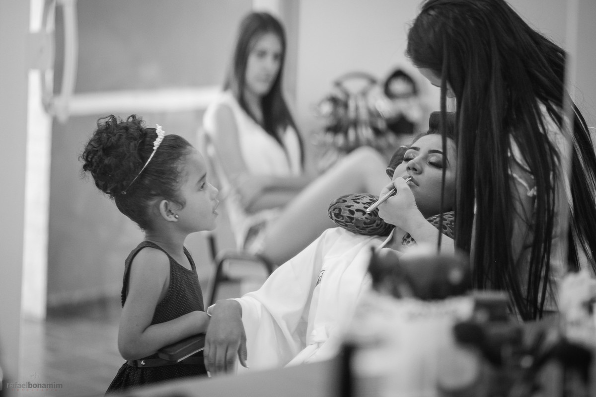 a irmã da noiva assiste tudo de perto