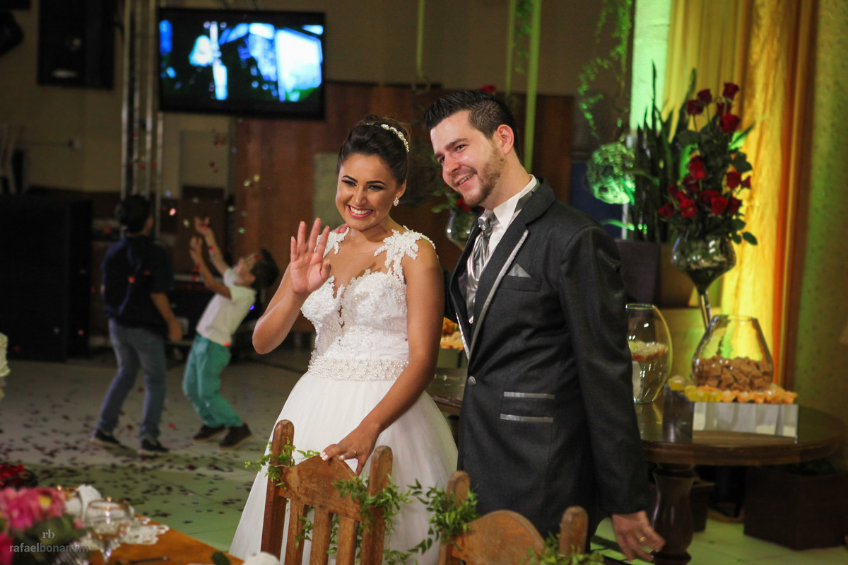 noiva alegre ao final da cerimonia