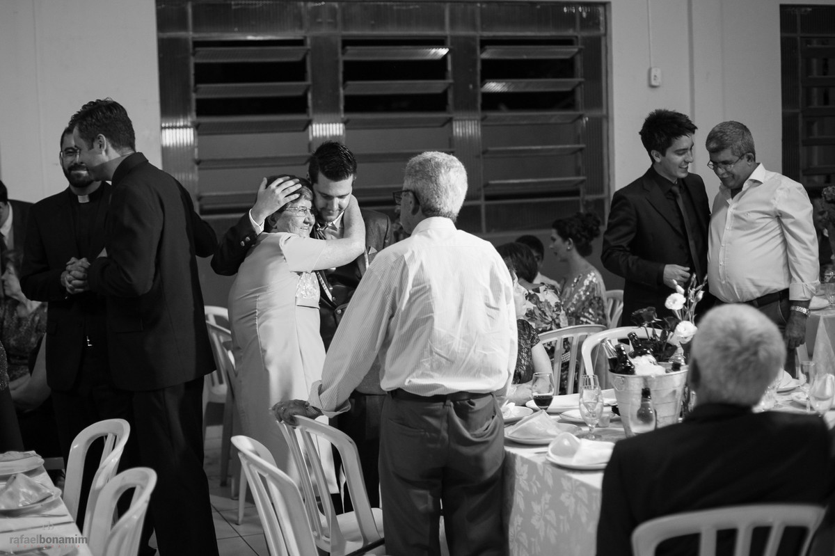 noivo emocionado ao abraçar seu avô paterno