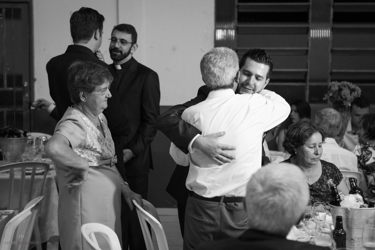 abraço do noivo ao seu avô