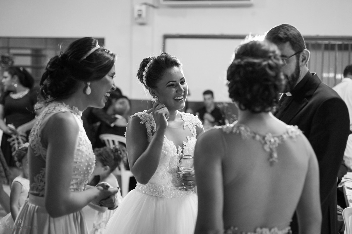 noiva e suas madrinhas na festa