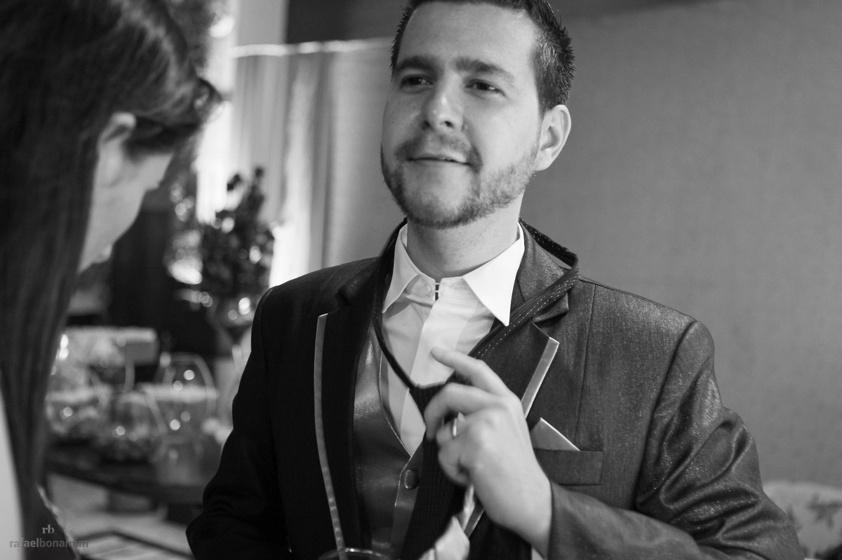 corte da gravata na festa do casamento em Francisco Alves=Pr