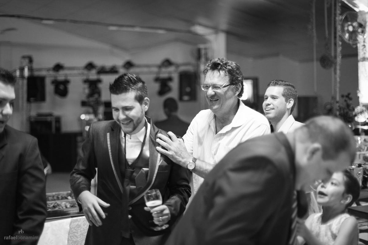 o noivo tentando vender sua gravata