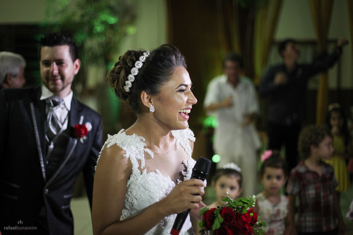 sorriso da noiva na festa