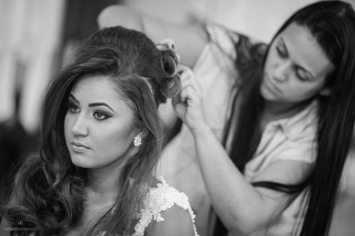 últimos detalhes no cabelo da noiva Andréia