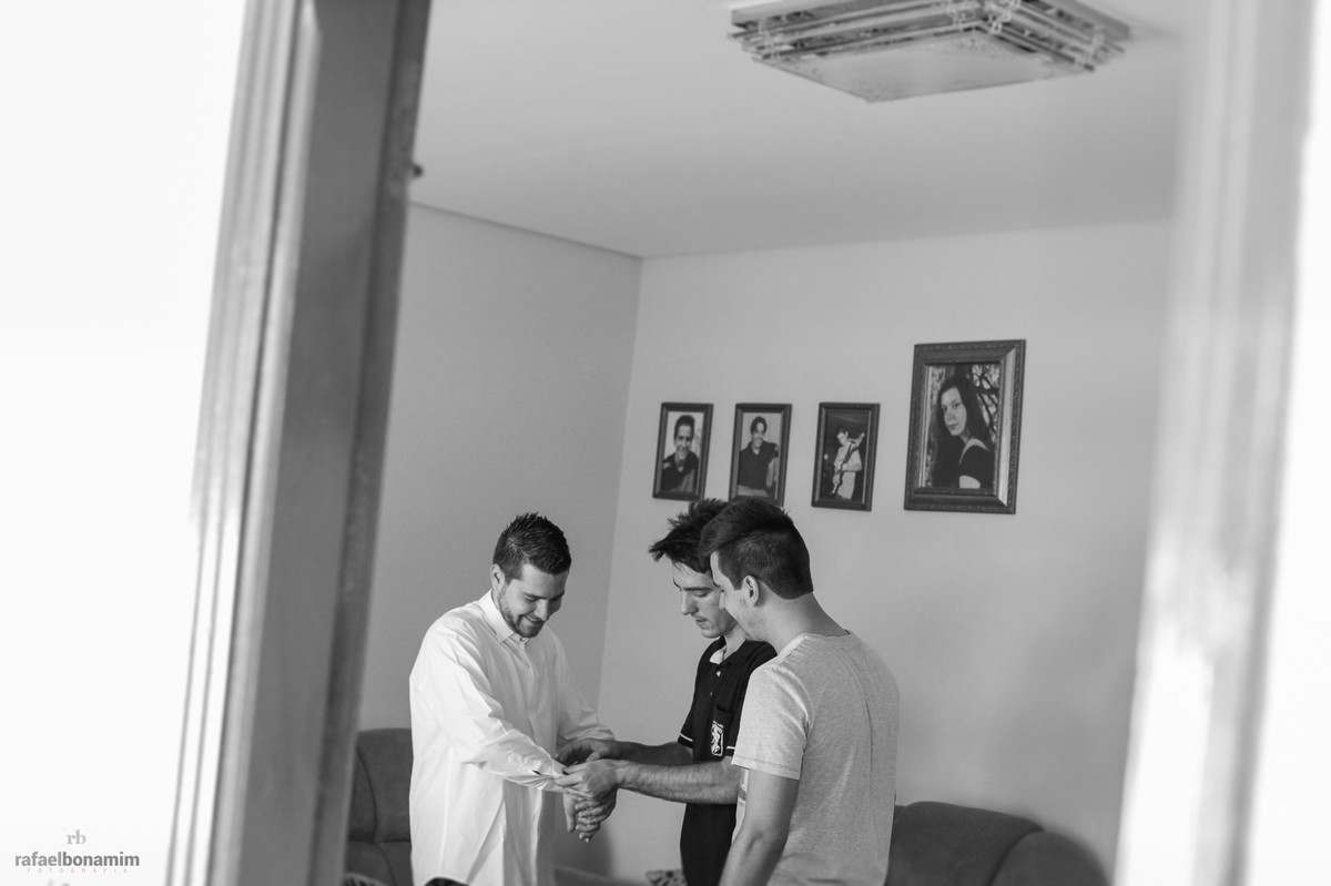 noivo se troca na casa do seus pais, e tem ajuda dos irmãos e pai