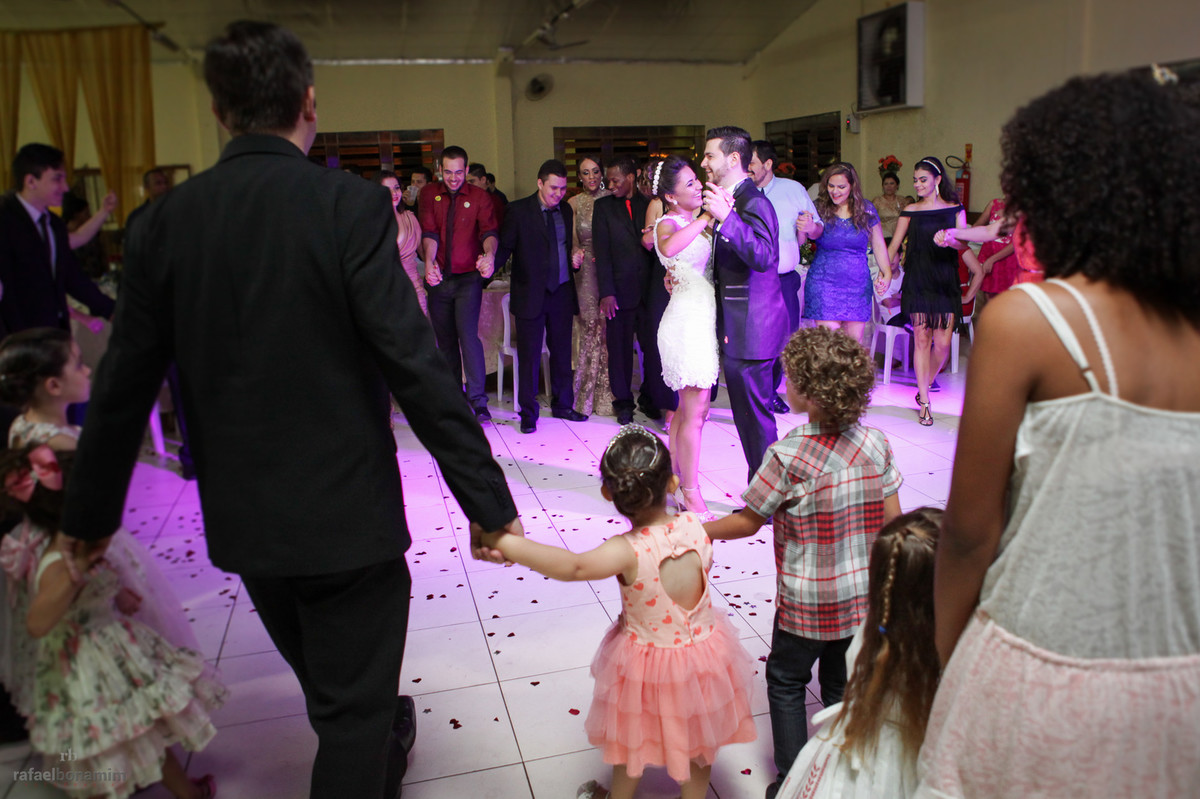 crianças na festa do casamento