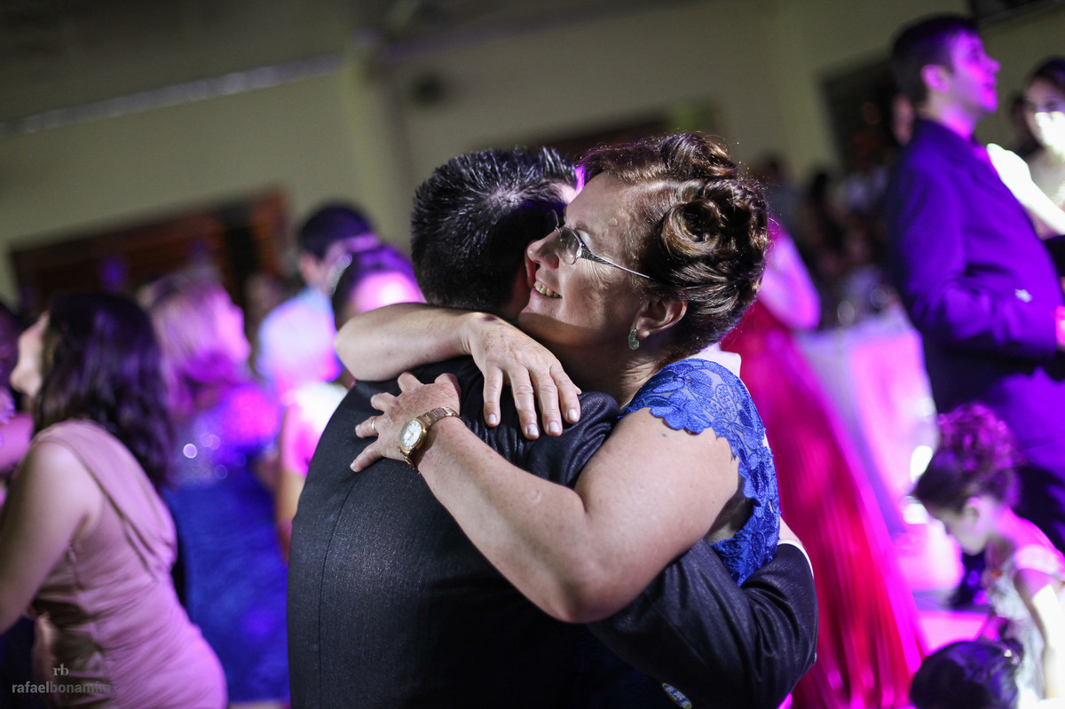 abraço emocionante da mae do noivo