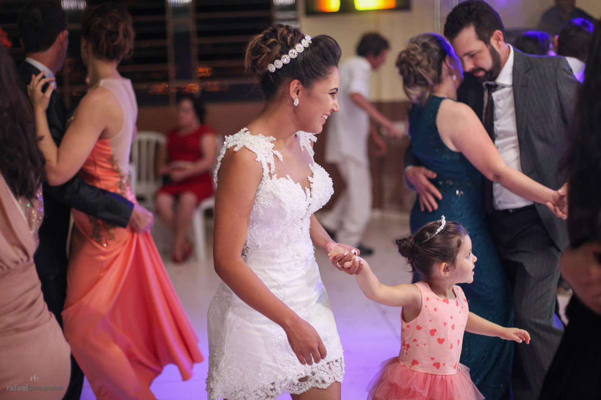 noiva se divertindo na festa em Francisco Alves-Pr