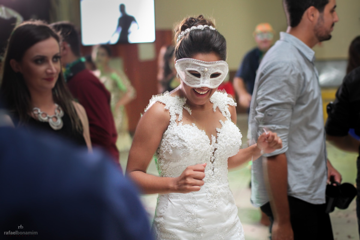 noiva se divertindo em sua festa com seu noivo