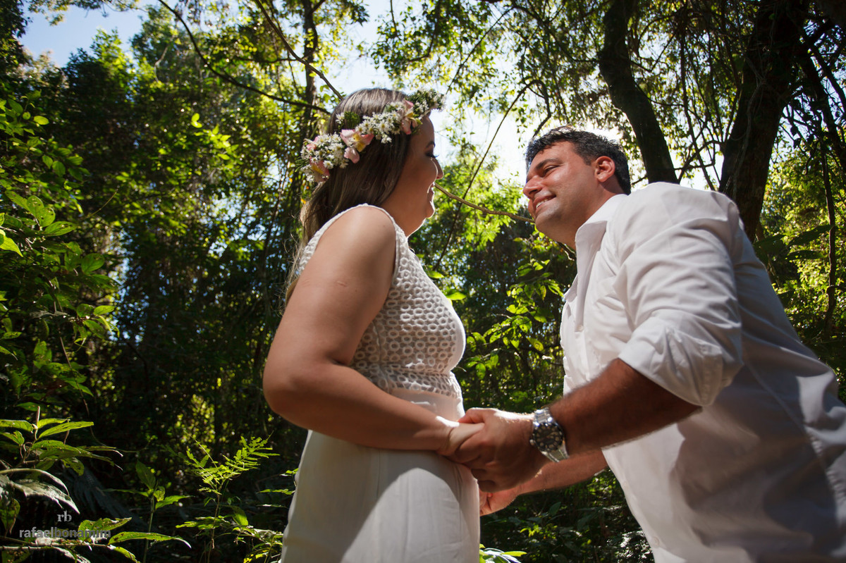 mãos dadas do casal de noivos