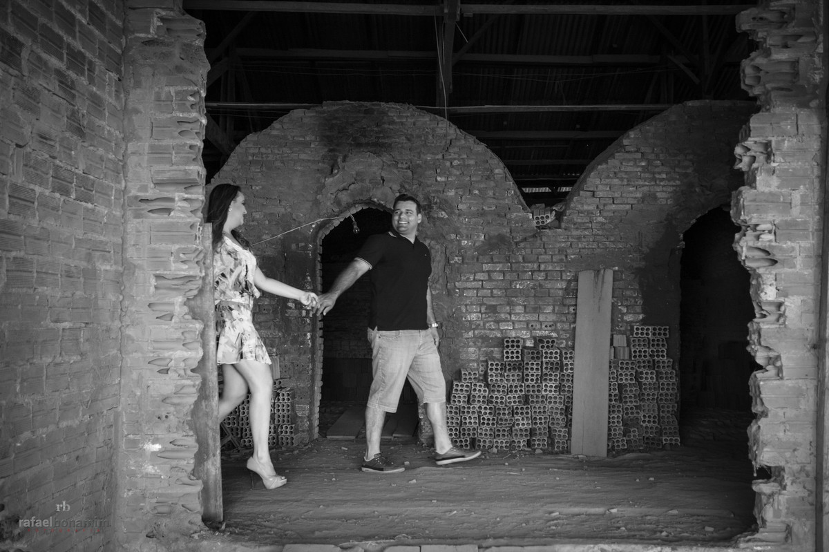 caminhado juntos para o ensaio fotográfico de pré wedding