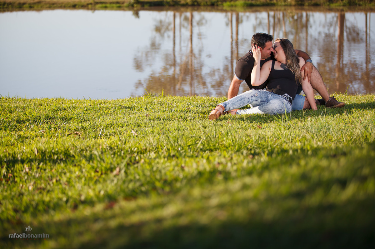 romantismo no ar do ensaio de pré casamento, de Andressa e Junior na chácara de amigo no Bairro Catarinense