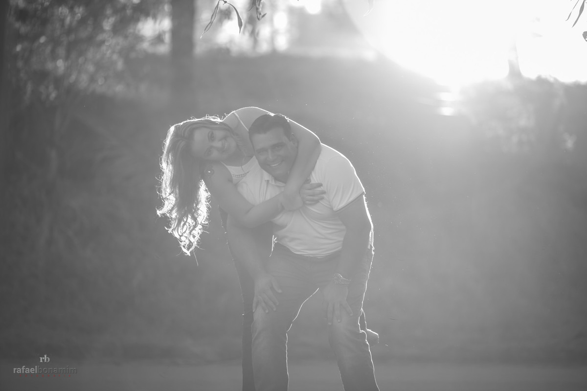 luz do sol para fotografar um pré wedding lindo.